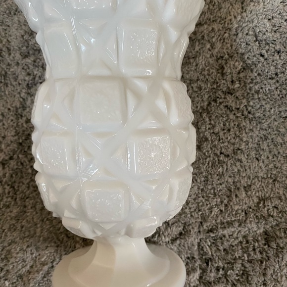 Westmoreland milk glass small vase. Old quilt pattern. Stamped. - Picture 5 of 7